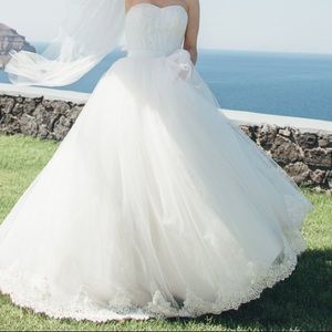 Like NEW ball gown wedding dress (size 0-2)